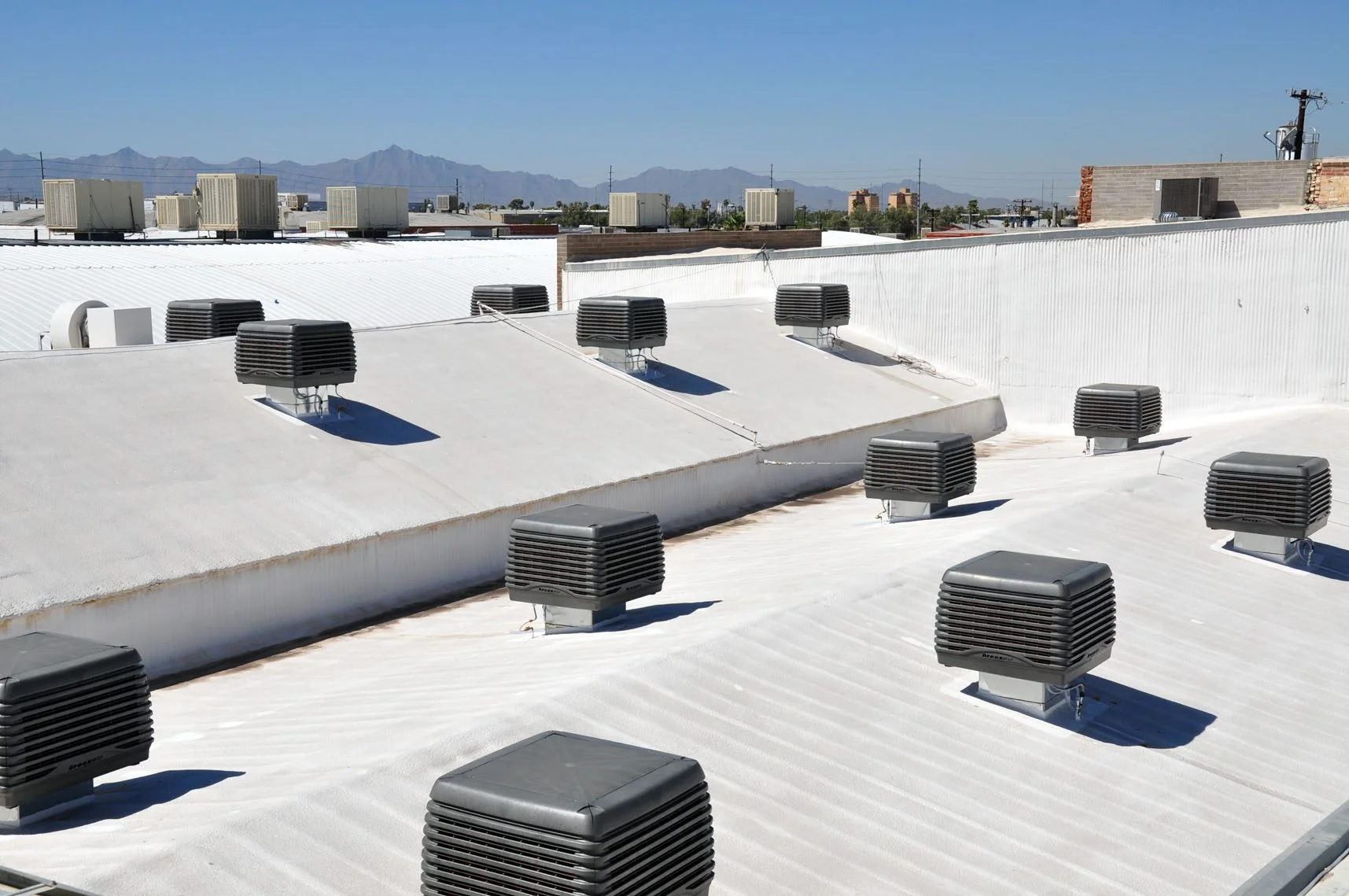 múltiples unidades de refrigeración por evaporación instaladas en el tejado de una fábrica